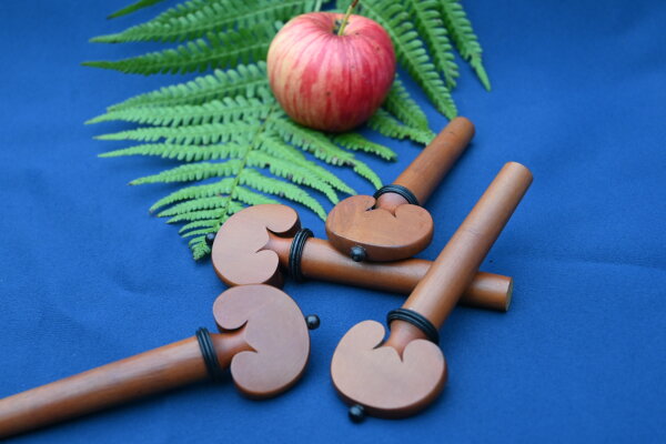 Buchs-Cellowirbel mit Ebenholzdekor, Herzmodell